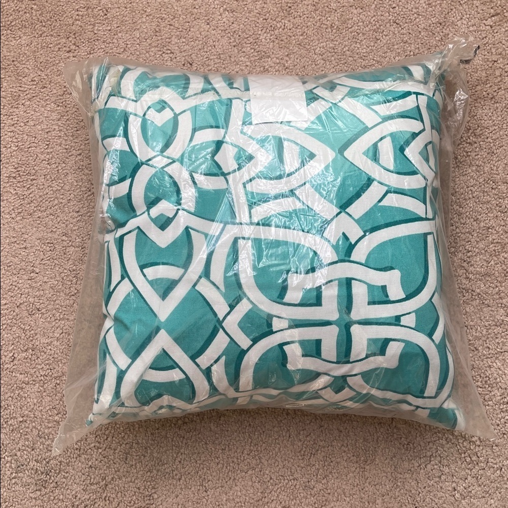 NWT Solaris 17” Aqua and White Geometric Accent Pillow (Set of 3)